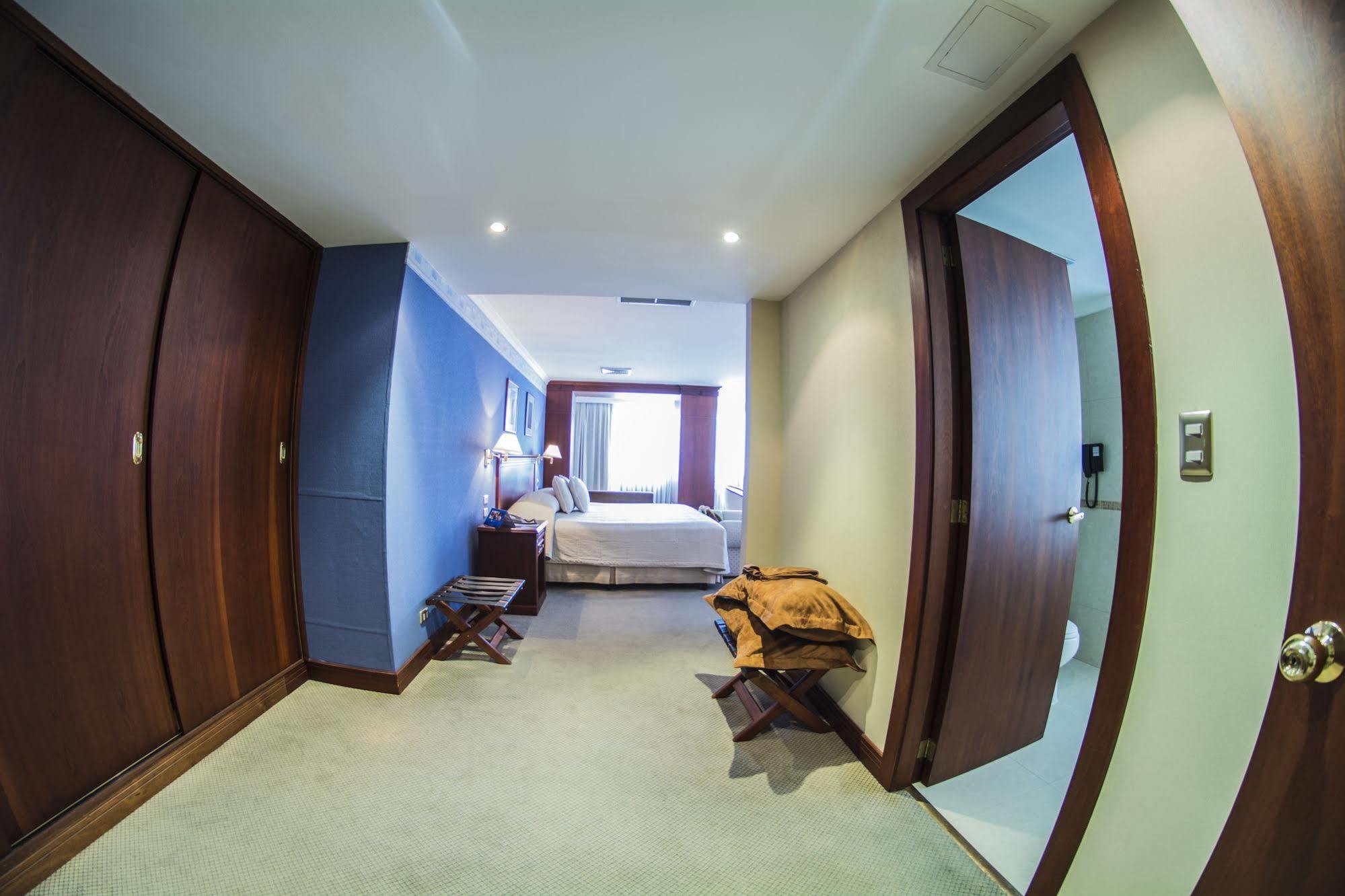 Hotel Emperador อัมบาโต ภายนอก รูปภาพ
